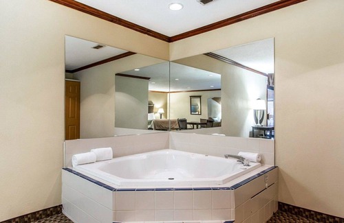 Macomb Hotel | Quality Inn Macomb near University Area