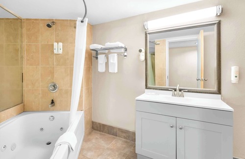 Selma Hotel | Quality Inn Selma - Smithfield