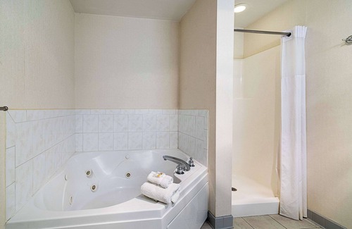 Central Bridge Hotel | Quality Inn & Suites Schoharie near Howe Caverns