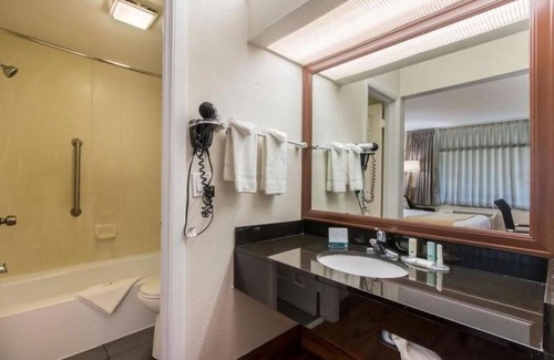 Mount Pleasant Hotel | Quality Inn & Suites