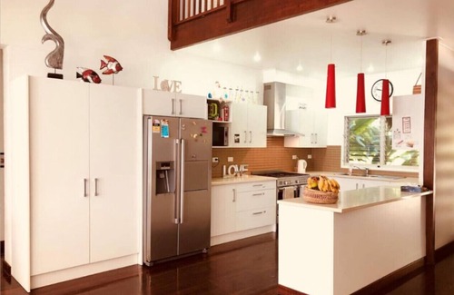 Mele House | Qualius Lodge is Mele Bays WOW Property and Private Paradise by the Sea