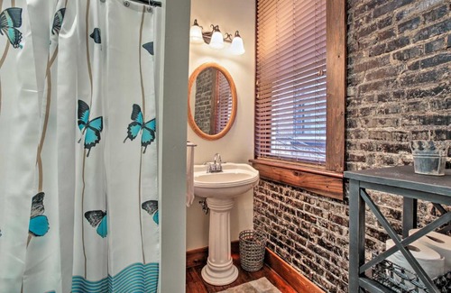 Ponchatoula Apartment | Quarters Above Courtyard-Near Strawberry Festival!