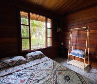 Sao Roque House | QUARTO em Casa de Madeira no Alto da Serra - Quarto Outuno - PetFriendly
