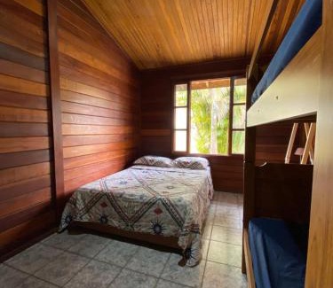 Sao Roque House | QUARTO em Casa de Madeira no Alto da Serra - Quarto Outuno - PetFriendly