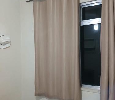 Portuguesa House | Quarto Privado Cama Casal e Individuais Apto
