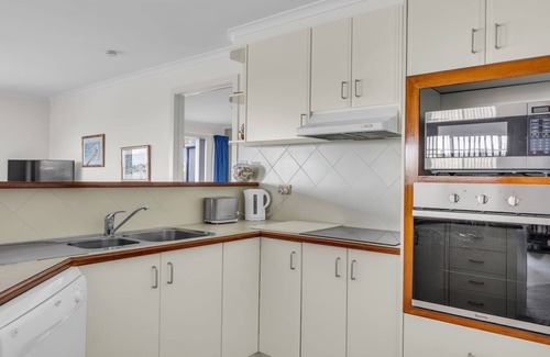 Merimbula Apartment | Quays 6 - Amazing Central Location With Views!