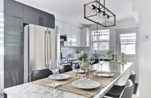 Saint-Sauveur Apartment | Quebec city Downtown River Sidewalk 2 Free Parking