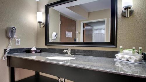Jackson Apartment | Queen Bed Hotel Suite 127