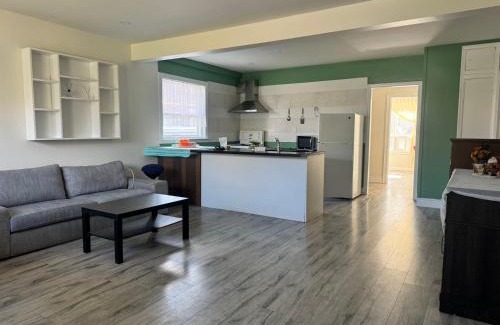 Newtonbrook House | Queen Comfort Close to Finch Station & Shopping