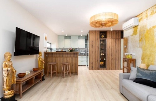 Zwierzyniec Apartment | Queen Deluxe Suite - Stylish comfort & space for a relaxed start