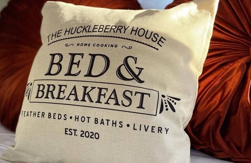 Roslyn House | Queen Ensuite with Bath - Woodland View