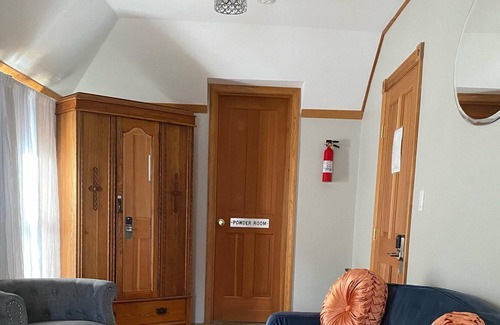 Roslyn House | Queen Ensuite with Bath - Woodland View