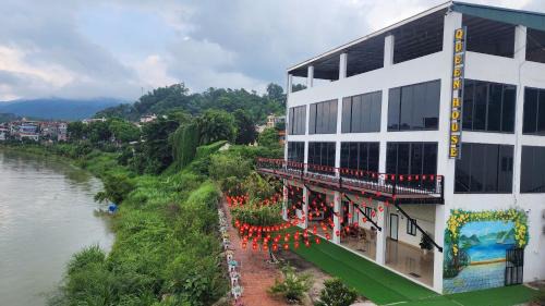 Cao Bang Bed & Breakfast | Queen House