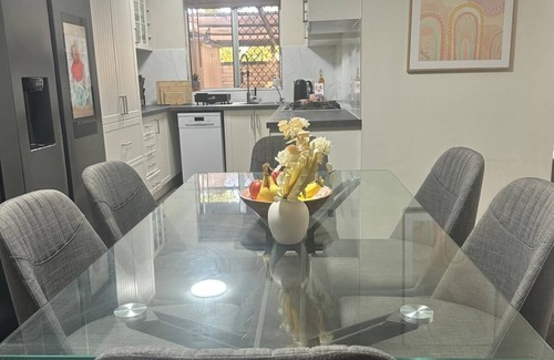 The Gap Apartment | Queen of the Desert Apartment with Cozy MacDonnell Range view.n2 Bedroom π