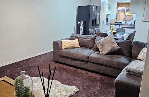 The Gap Apartment | Queen of the Desert Apartment with Cozy MacDonnell Range view.n2 Bedroom π