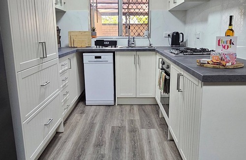 The Gap Apartment | Queen of the Desert Apartment with Cozy MacDonnell Range view.n2 Bedroom π