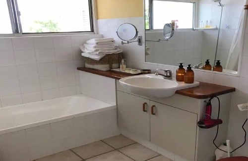 Palmwoods Bed & Breakfast | Queen Room with Balcony Palmwoods