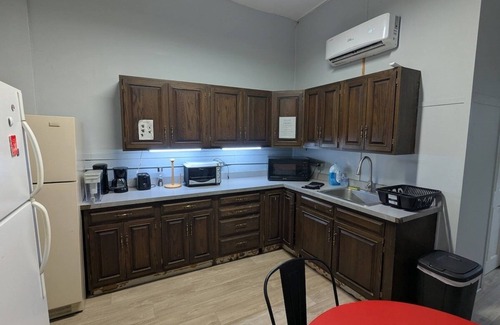 Robinson Apartment | Queen Room with Free Laundry