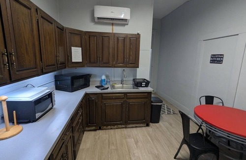 Robinson Apartment | Queen Room with Free Laundry