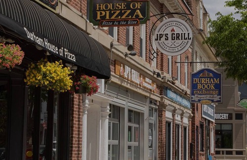 Durham Hotel | Queen Ste at Public House, food trucks & craft beer on site, walk to UNH & town