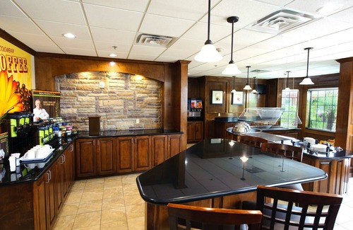 South Side Apartment | Queen Studio Just a Few Miles from Area Beaches | Free Breakfast!