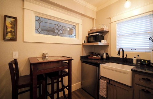 Historic Downtown District Apartment | Queen Suite | Hot Tub | Downtown Ashland | Tesla Station