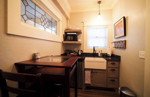 Historic Downtown District Apartment | Queen Suite | Hot Tub | Downtown Ashland | Tesla Station