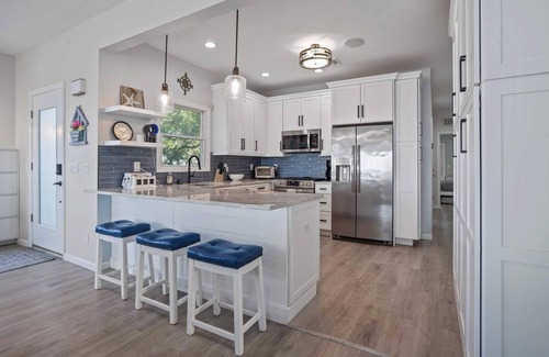Wading River House | Queen Vic Beach House: 5 Mins to Vineyards & Farms