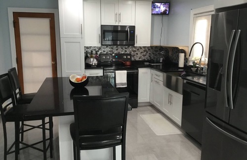 Ansonia House | Queenroom with shared bathroom, safe neighborhood .