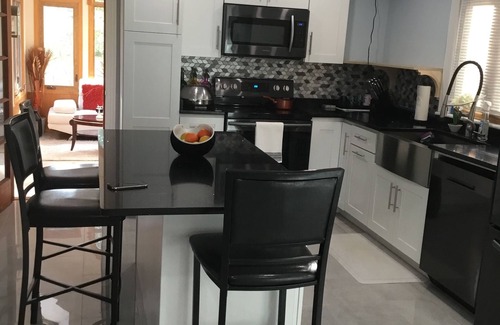 Ansonia House | Queenroom with shared bathroom, safe neighborhood .