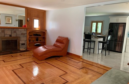 Ansonia House | Queenroom with shared bathroom, safe neighborhood .