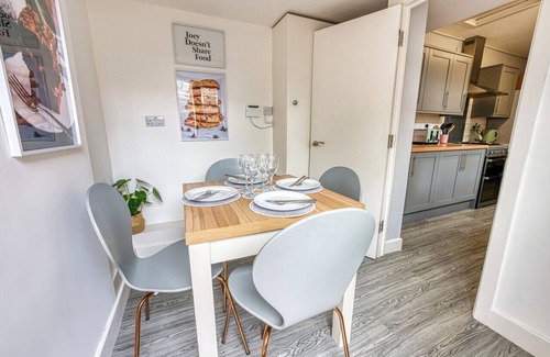 Coventry House | Queens House | Sleeps 6 | 5 beds | En-suite | Close to A46 City Centre | FREE HS Wi-Fi | Inspire Homes