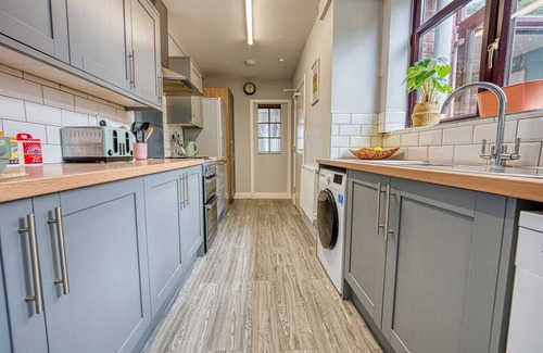 Coventry House | Queens House | Sleeps 6 | 5 beds | En-suite | Close to A46 City Centre | FREE HS Wi-Fi | Inspire Homes