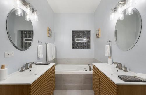 Tri-Taylor Apartment | Quick Drive to Downtown Chicago & Early Check-In