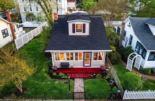 North Beach Cottage | Quick walk to the beach! Fire pit, Corn hole, Games & More!