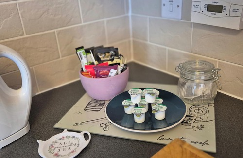 Penderry House | Quiet 2bedroom Home-Garden-Parking-Family Friendly