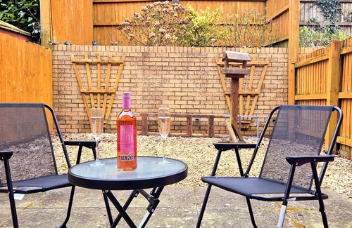 Penderry House | Quiet 2bedroom Home-Garden-Parking-Family Friendly