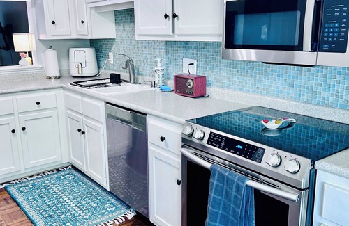 Wade Hampton House | Quiet 3-bedroom townhome with pool access & fitness equipment in Greenville