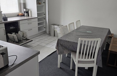 Eddelak House | Quiet accommodation with nearby football pitch