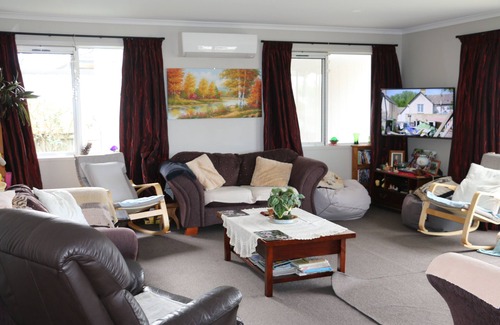Greerton House | Quiet and Comfortable Main House Room with Shared Lounge