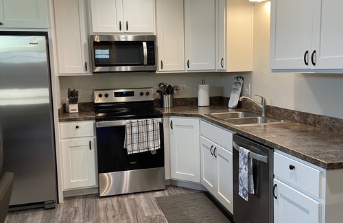 Salem Apartment | Quiet and cozy, a remodeled dairy with panoramic mountain views. .