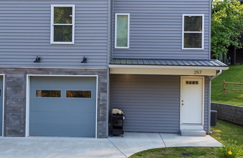 Barboursville House | Quiet and cozy new townhome minutes from the mall exit.