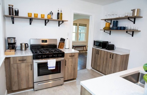 Union Park Cottage | Quiet and Modern Designed Cottage in St Paul