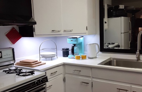 Airport Heights Community Council Apartment | Quiet apartment in the Airport Heights neighborhood. Close to Hospitals.