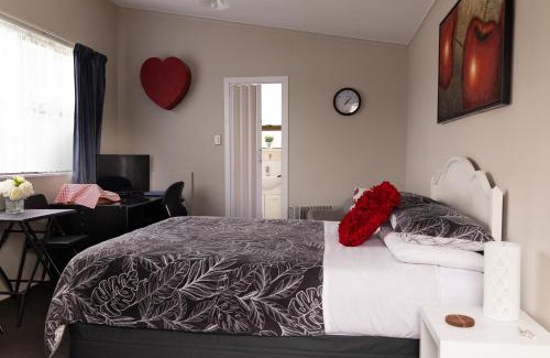 Palmerston North House | Quiet Boutique Generous Breakfast