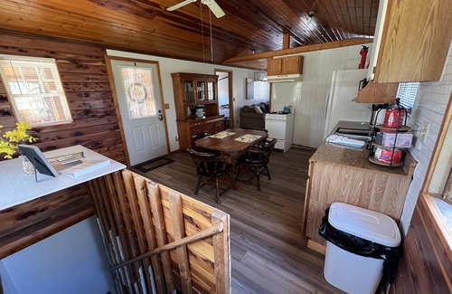 Murphysboro Cabin | Quiet cabin on the lake! 5 minutes from many outdoor adventures and SIUC!