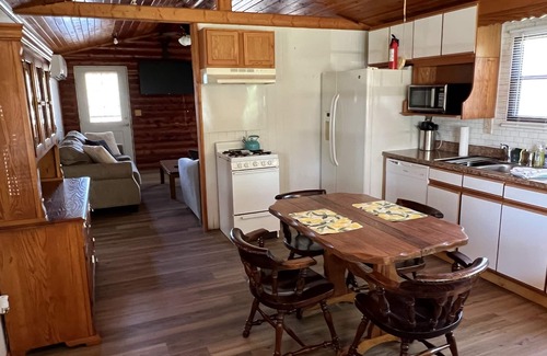 Murphysboro Cabin | Quiet cabin on the lake! 5 minutes from many outdoor adventures and SIUC!