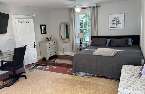 Tuscarora Bed & Breakfast | Quiet Central, Historic Farmhouse, Bed & Breakfast Suite - Suite 1 (NEW!)