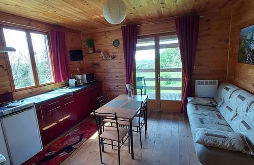 Velle-sur-Moselle Cottage | Quiet chalet with terrace, pets allowed, parking, and Wi-Fi included