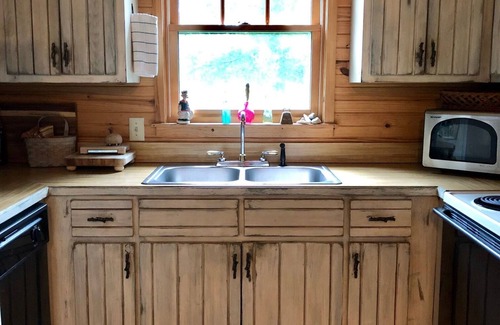 Pangburn Cabin | Quiet, Charming & Beautiful 2 Bedroom Cabin on the Little Red River